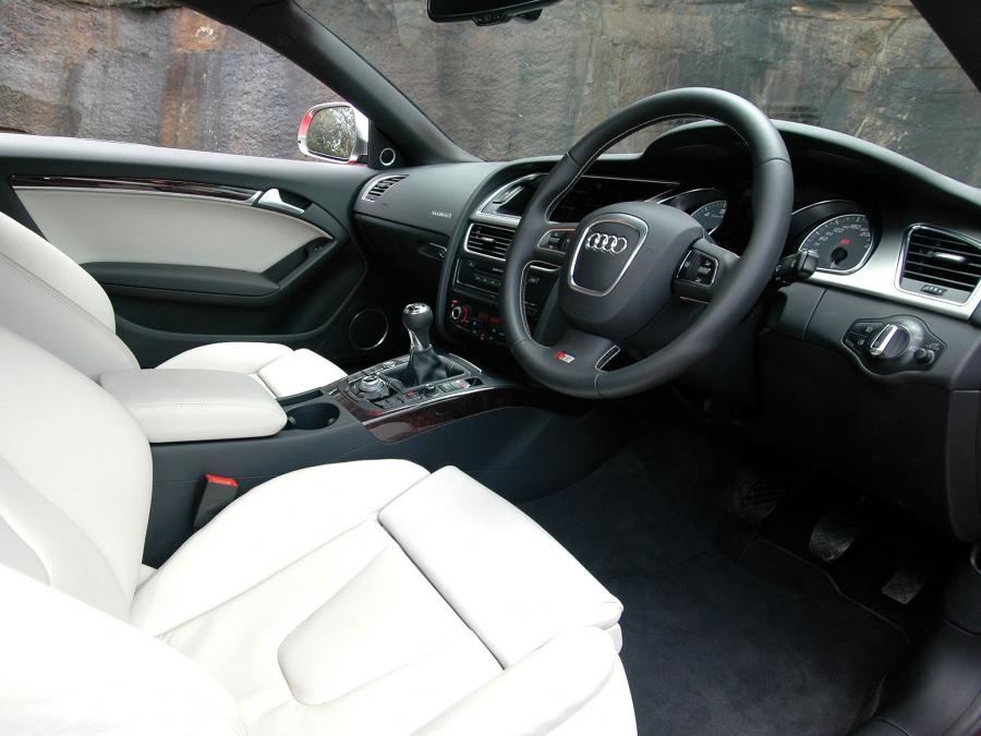 Интерьер Audi S5 Coupe 2007 года  (AU) (фото 5 из 5)